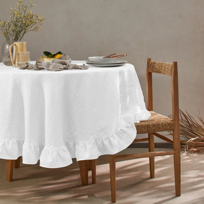 Nappe ronde sur mesure à volant en lin lavé blanc optique
