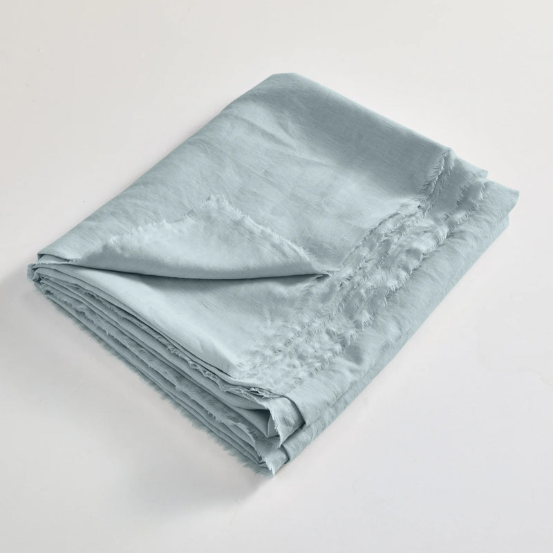 drap plat en lin lavé effrangé plié Bleu Glacier