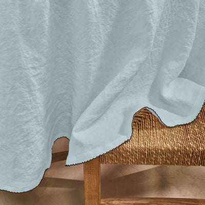Nappe ronde bord crochet en lin lavé bleu glacier