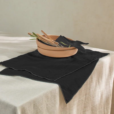 Set de table bordé en lin encre noire