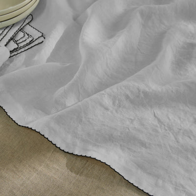 Chemin de table en lin bordure crochet gris minéral