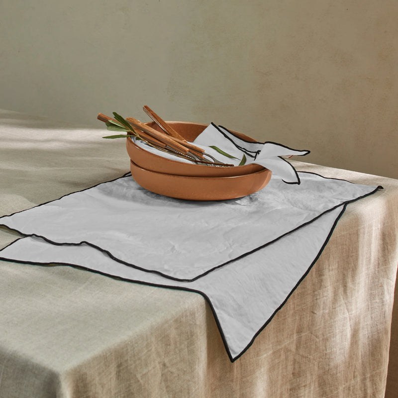 Set de table bordé en lin gris minéral