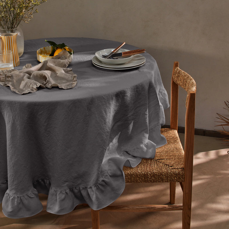 Nappe ronde sur mesure à volant en lin lavé gris plomb