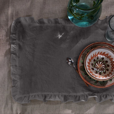 Sets de table à volants en lin gris plomb