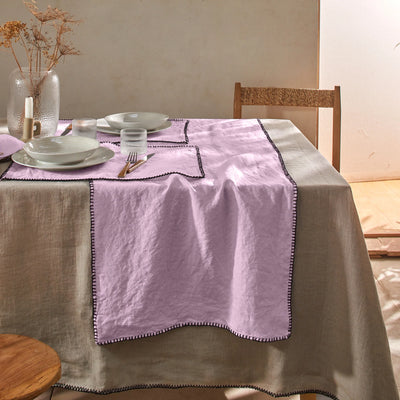 Chemin de table en lin bordé "point de cheval" lilas