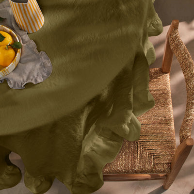 Nappe ronde en lin lavé sur mesure à volant vert olive